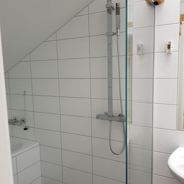 Dusjsone med skråtak og dusjhode med fossefall