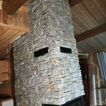 Øvre del av restaurert ildsted kledt i skifer