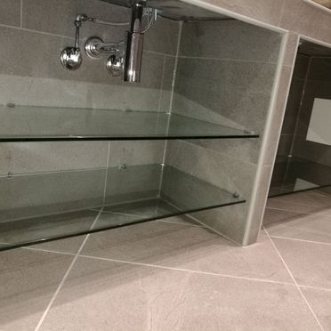 Glasshyller under vask i nyrenovert bad i Bogstadveien