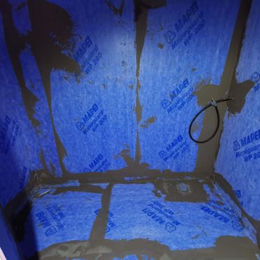 Baderom under renovering med med foliemembran på gulv og vegger