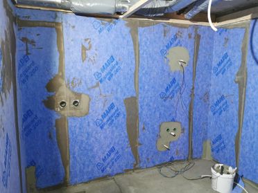 Baderom under renovering med med foliemembran på vegger