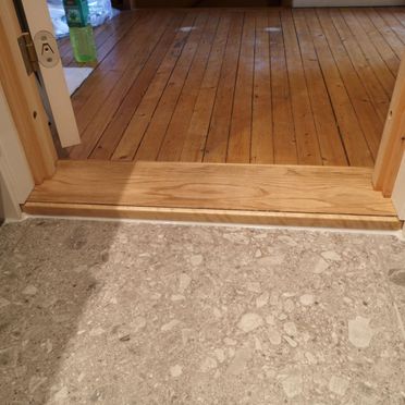 Baderomsgulv med terrassoflis og stuegulv i tre