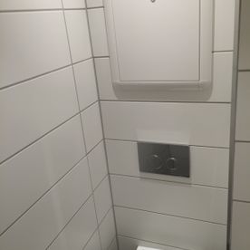 Fotografi av flislagt bad