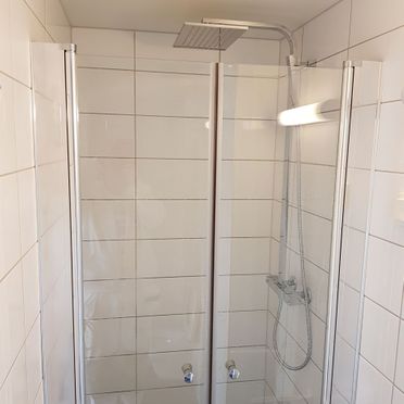 Hvite fliser i dusjsone på renovert baderom