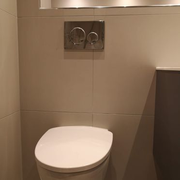 Store fliser i baderom med vegghengt toalett