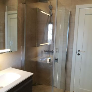 Dusjhjørne med glassvegger på renovert bad