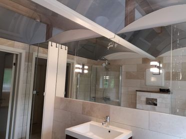 Renovert baderom med bredt speil på vegg