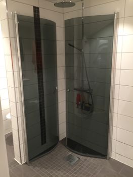 Mørke dusjvegger i renovert baderom
