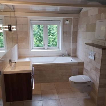 Renovert baderom med fliser i beigetoner